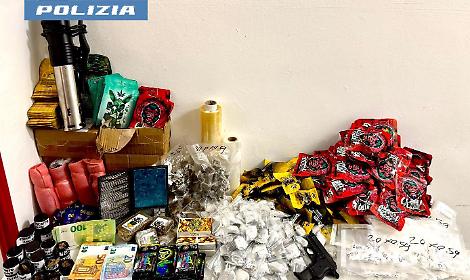 Quasi 5 chili di droga e una pistola in casa, arrestato 20enne a Torino