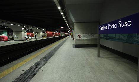 Esagitato sui binari a Torino Porta Susa, traffico ferroviario fermo per circa mezz&rsquo;ora