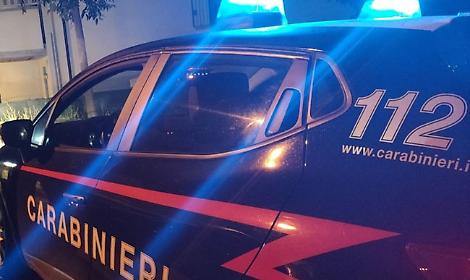 Paura nel cuore di Brosso: attimi di follia al bar, armato di coltello lancia sedie e tavolini in strada