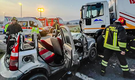 Auto contro un mezzo della pulizia strade: morto un uomo di 55 anni