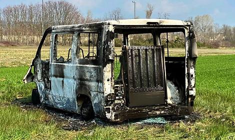 Nel cimitero delle auto rubate anche un furgone per disabili cannibalizzato e incendiato