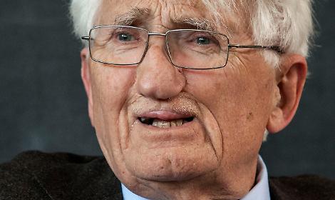 Chi era J&uuml;rgen Habermas? Scopriamo l&rsquo;eredit&agrave; del filosofo, scomparso ieri, che ha disegnato il volto dell&rsquo;Europa moderna