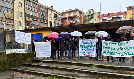 Sit-in e striscioni, il quartiere chiede l'abbattimento delle barriere architettoniche