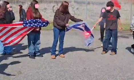 Durante l&rsquo;intervallo a scuola bruciata la bandiera di Israele
