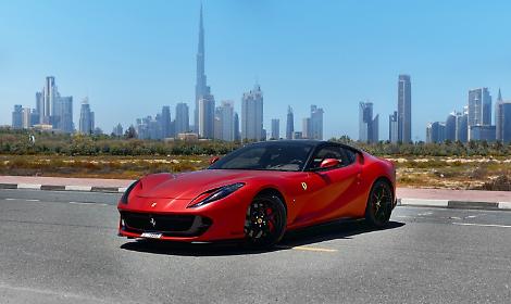 Ferrari mette in pausa il Medio Oriente: vendite sospese, e il titolo cala