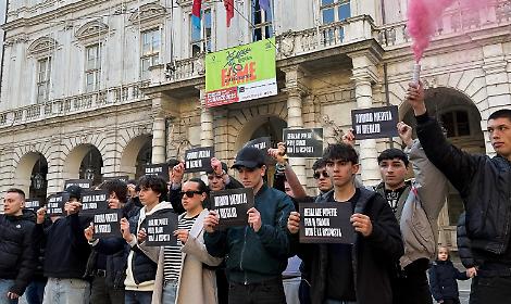 Giovent&ugrave; Nazionale protesta sotto il Comune &ldquo;Torino merita di meglio, no alle pipette per il crack&rdquo;
