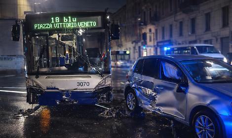 Torino, schianto tra bus e vettura