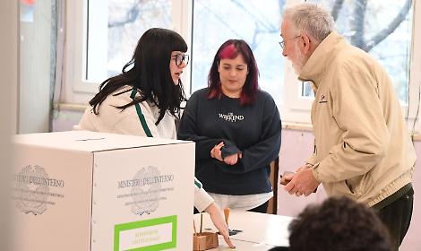 I risultati in diretta: affluenza intorno al 70% ed exit poll, il No per favorito