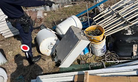 Brucia una discarica abusiva ma il fumo lo tradisce: denunciato