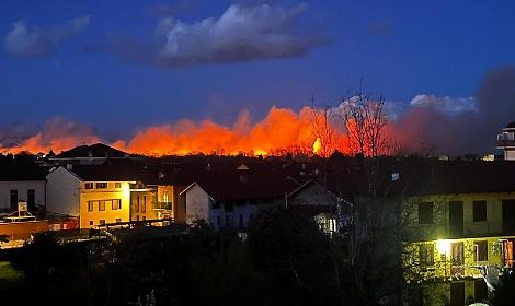 Fiamme e vento forte sulla Vauda, rogo incontrollabile tra San Carlo e Front