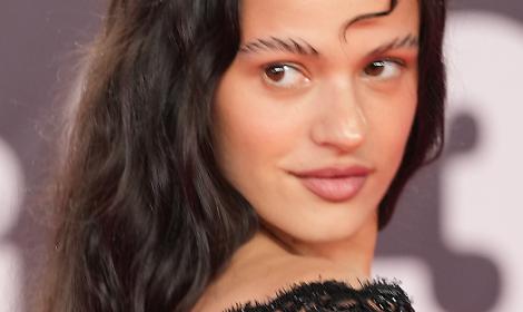 Malore sul palco per Rosal&iacute;a: concerto interrotto a Milano