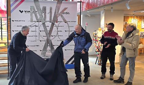 Mikaela Shiffrin immortale a Sestriere: una scultura celebra la leggenda dello sci