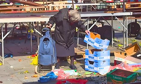 Porta Palazzo, la spesa tra i rifiuti: storie di chi resta dopo il mercato