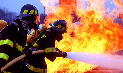 Incendio nella notte, tetto in fiamme