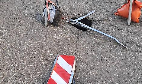 Quella voragine in via Rosazza che nessuno ripara: scaricabarile e lamiere al posto della sicurezza