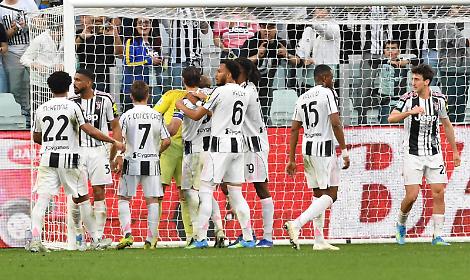 I bianconeri abbracciano Di Gregorio durante Juventus-Genoa 2-0
