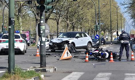 Scontro tra auto e moto a Torino