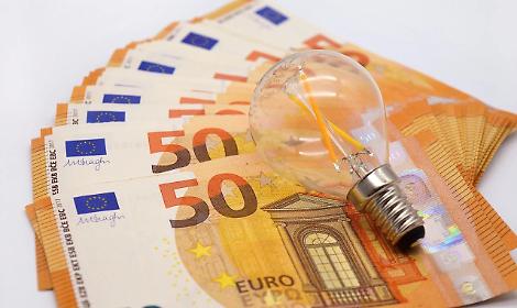 Bollette elettriche, scatta il bonus da 115 euro: ecco come ottenerlo