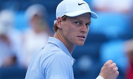 Jannik Sinner fatica pi&ugrave; del solito, ma batte Tomas Machac ed &egrave; nei quarti a Monte-Carlo