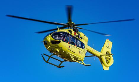 Bimbo cade dal divano