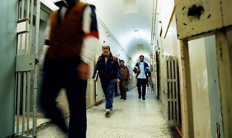 Detenuto torinese appicca incendio nel carcere di Genova Marassi: agenti salvano quattro reclusi e un poliziotto viene aggredito