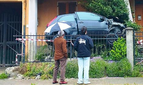 Esce di strada, "decolla" e finisce nel cortile di un'abitazione