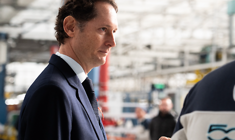 Stellantis, un azionista su 10 (con i sindacati) contro Elkann. Ma la Borsa lo premia