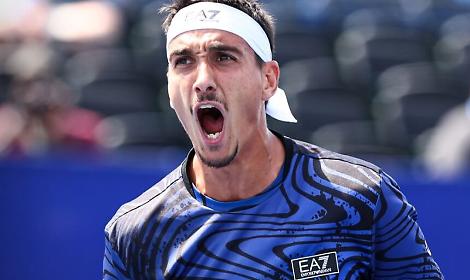 Buon ritorno in campo a Barcellona di Lorenzo Sonego, che non giocava dagli Australian Open