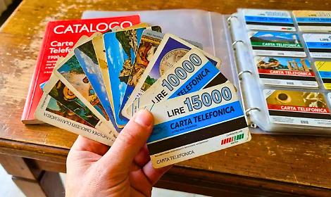 Collezionismo, i "maniaci" delle schede telefoniche si danno appuntamento a Grugliasco