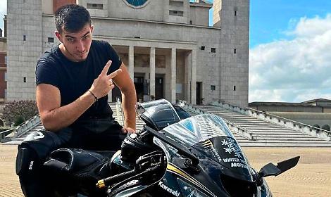 In moto contro un'automobile, muore a soli 23 anni poco dopo il ricovero