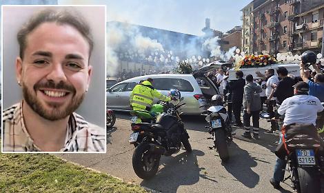 Sgasate e fuochi d'artificio. I biker salutano "Kekko", morto in via Sansovino