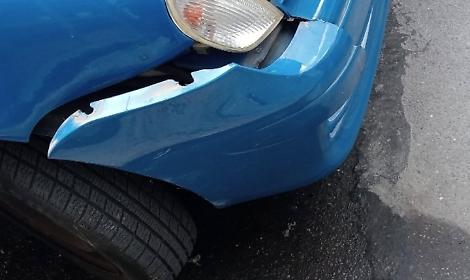 Scontro in strada e fuga sul monopattino