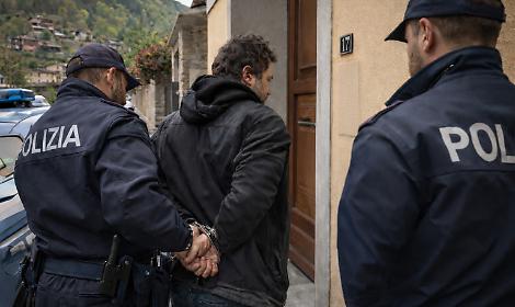 Torna sotto casa dei genitori nonostante il divieto