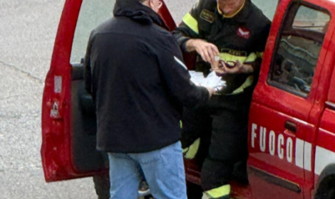 L'uomo (ancora) sul tetto. I residenti portano la colazione ai pompieri