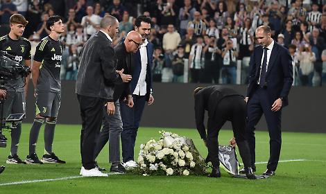 Juve, emozioni, rose bianche e lacrime: il ricordo di Manninger all'Allianz Stadium