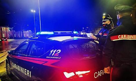 Auto contro il posto di blocco