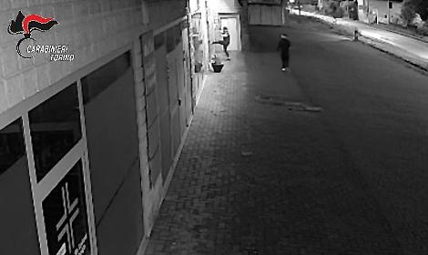Giovanissimi, violenti e senza freni: spaccata all&rsquo;alba in un negozio della provincia
