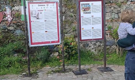 Il totem a Superga di fianco alla lapide del Grande Torino