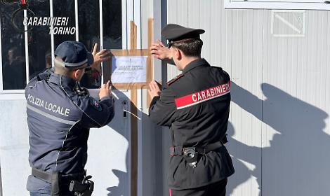 Container trasformati in case senza permessi: scoperta costruzione abusiva a Settimo Torinese