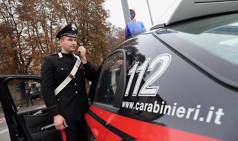 Bimbo di 2 anni chiuso in auto, i carabinieri rompono il vetro e lo salvano