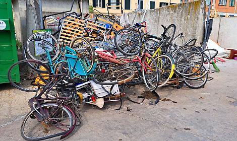 A Torino le biciclette abbandonate in strada finiscono al "macero"