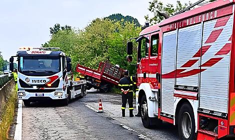Perde il controllo dell'autocarro ed esce di strada, statale interrotta a causa dell'incidente