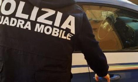Eroina nel doppio fondo, contanti sotto il divano: arrestato dopo un breve inseguimento