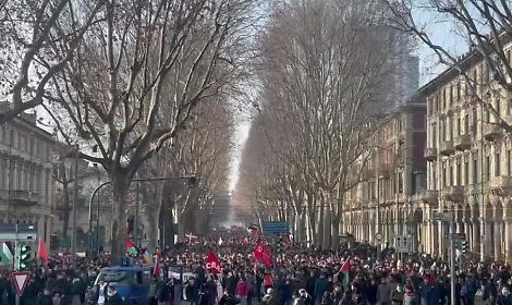Corteo per Aska: spezzoni congiunti, barricate al Rond&ograve; Rivella