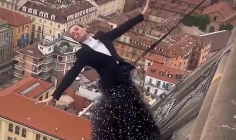 Kesia Smutniak e Domenico Procacci sospesi a 85 metri d'altezza