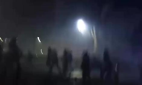 Scontri a Torino: il video della carica della polizia (che impazza sui social)