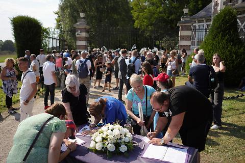 Ai funerali di Delon non c'è Claudia Cardinale: "Paralizzata dal dolore" -  Foto 1 di 21 - Torino Cronaca - Notizie da Torino e Piemonte