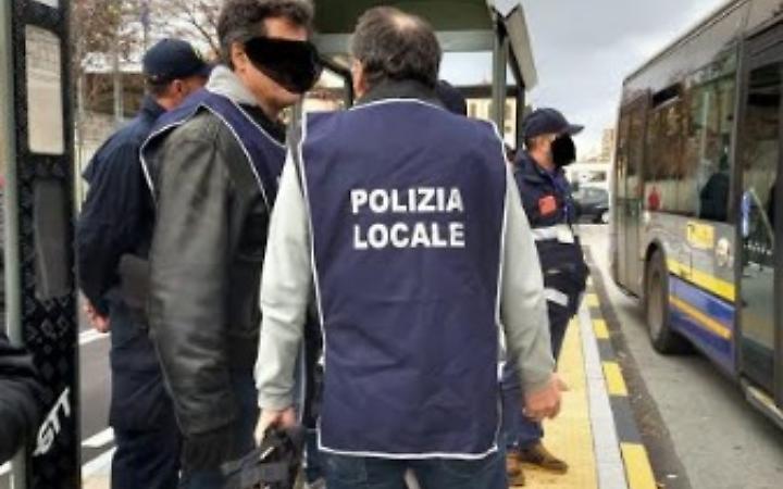 Lo spinge gi&ugrave; dal tram perch&eacute; voleva controllargli il biglietto: controllore 62enne ferito
