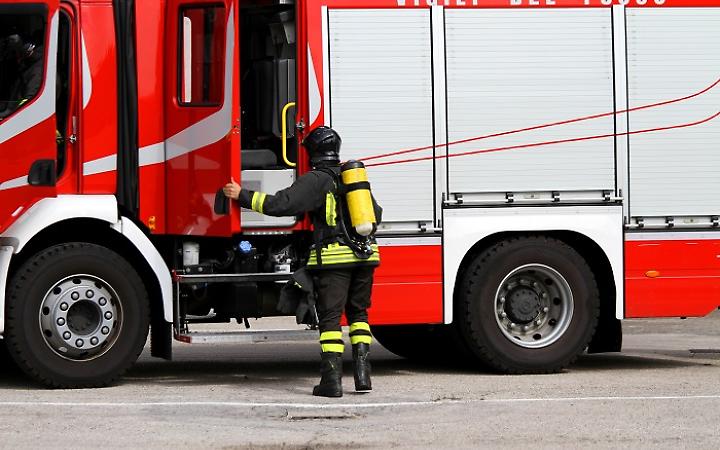 Valsusa in fiamme: tettoia prende fuoco sulla statale 25