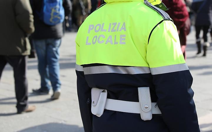 Torino sorveglia col fiatone: sempre meno i vigili in citt&agrave;